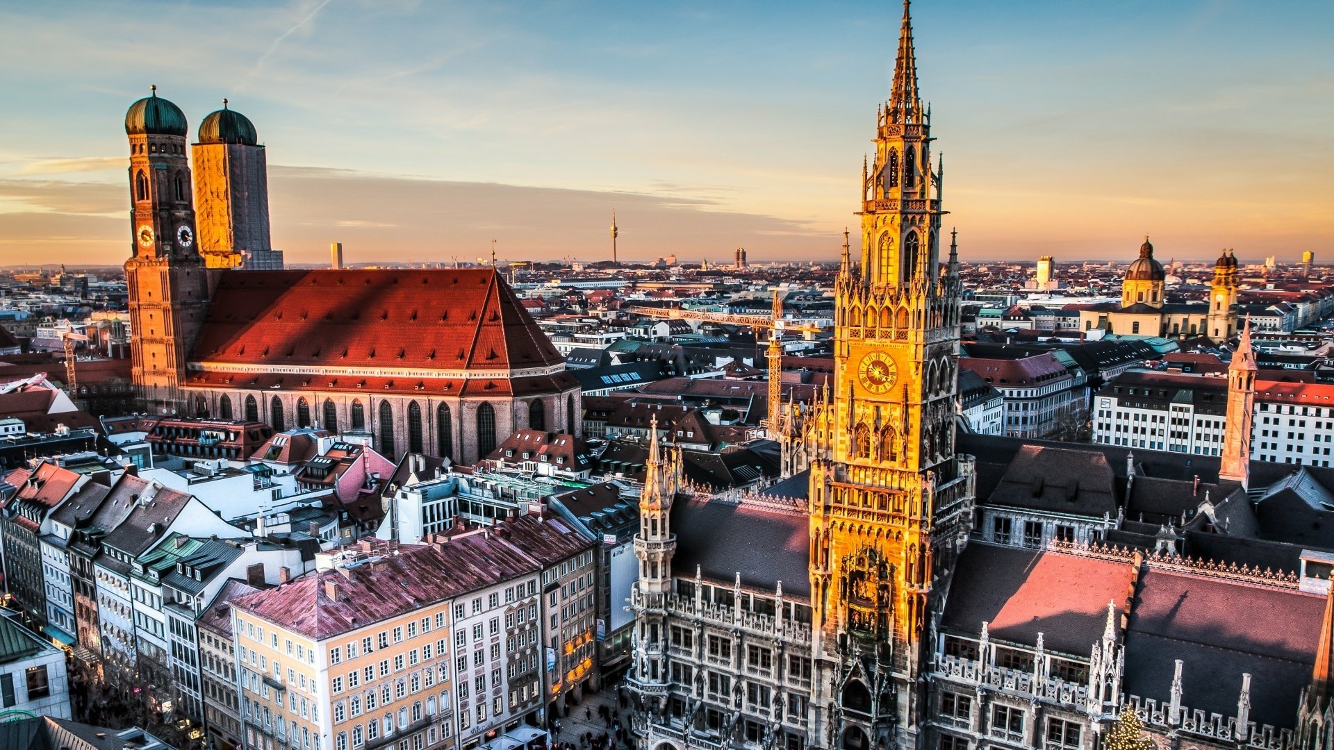 München Skyline bei Sonnenuntergang - Neues Rathaus und Frauenkirche